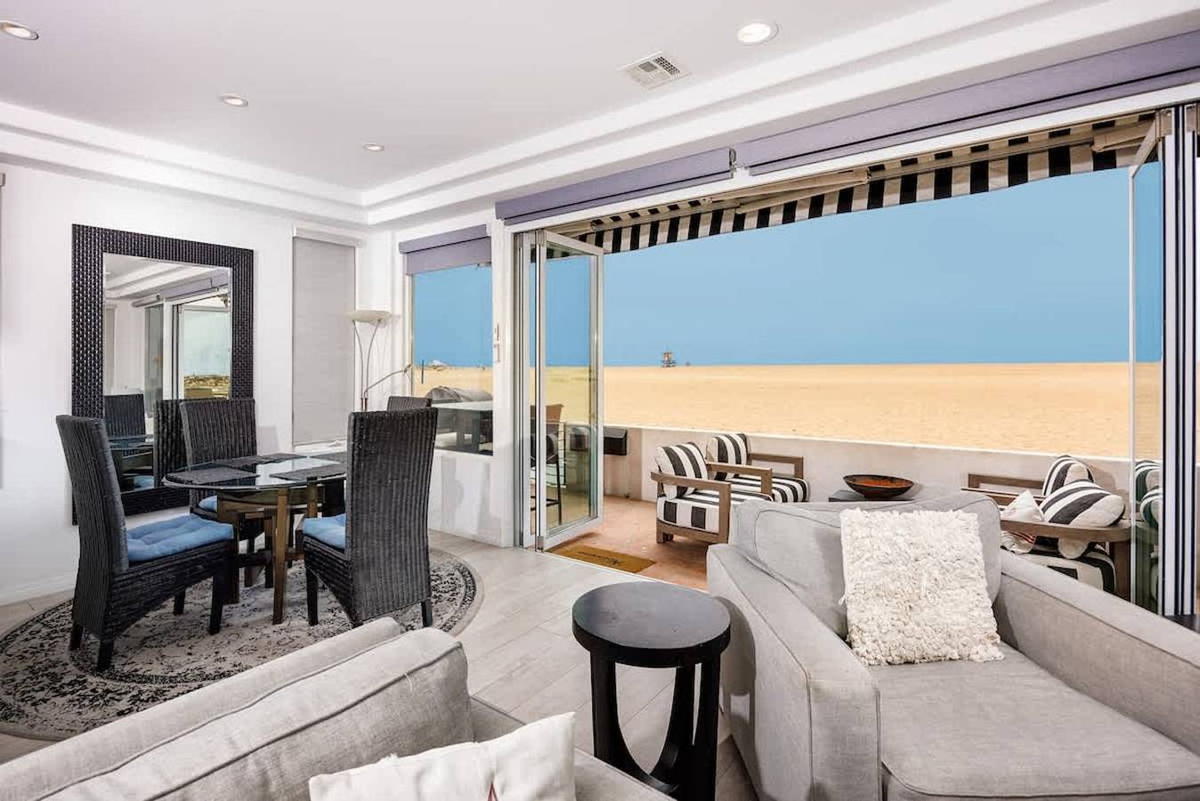 Stunning Beachfront w Large Patio  204 Eof A in Newport Beach, Condado de Orange