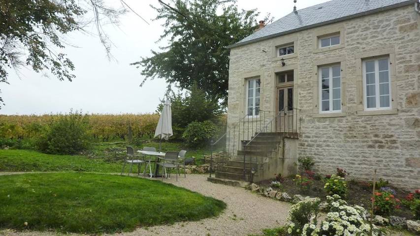 Location de vacances pour 5 personnes, avec Terrasse ainsi que Jardin et Vue à Vosne-Romanée