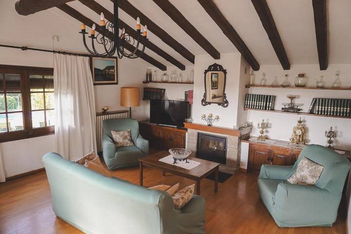 Casa de vacaciones para 15 personas, con vistas y terraza además de jardín y piscina en Osona - 4