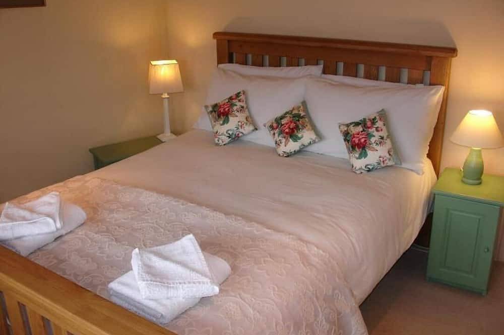 Cosy Carpenters Cottage Holt. Quiet & Secluded, parking, piano. Nt properties in Holt, Norfolk Coast
