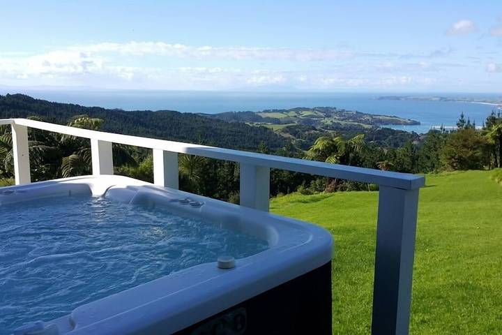 Lodge for 12 people, with garden and hot tub in Auckland Council