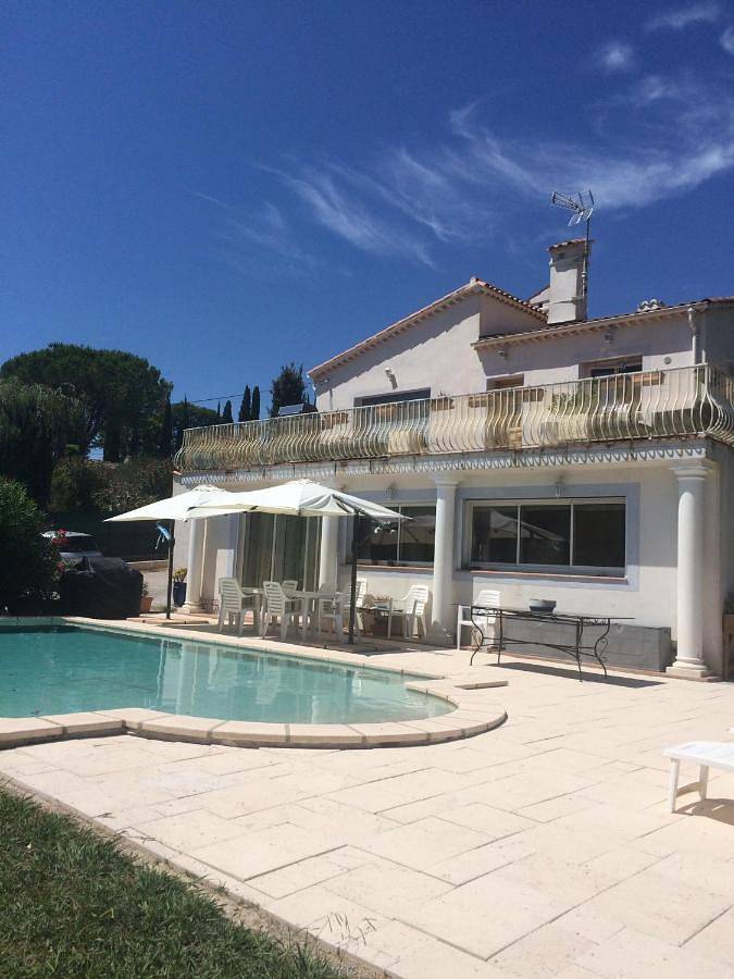 Location de vacances pour 5 personnes, avec Terrasse et Jardin ainsi que Piscine et Vue à Auribeau-sur-Siagne