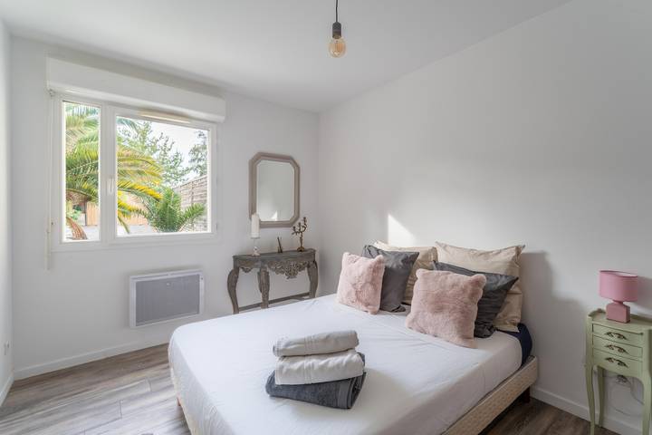 Appartement entier, Appartement "Un Temps Pour Soi" avec terrasse privée, jardin privé et Wi-Fi in L'Isle-sur-la-Sorgue, Vaucluse