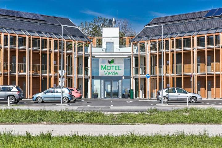 Hotel für 3 Personen, mit Seeblick und Ausblick sowie Terrasse, mit Haustier