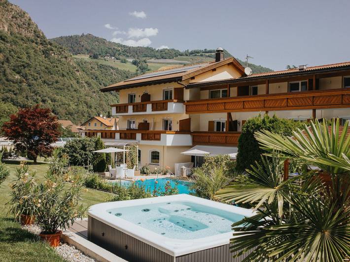 Hotel für 3 Personen, mit Balkon und Pool sowie Garten und Whirlpool - 1