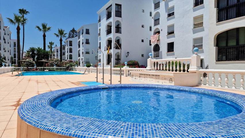 Ferienwohnung für 6 Personen, mit Balkon und Garten sowie Kinderpool in Manilva