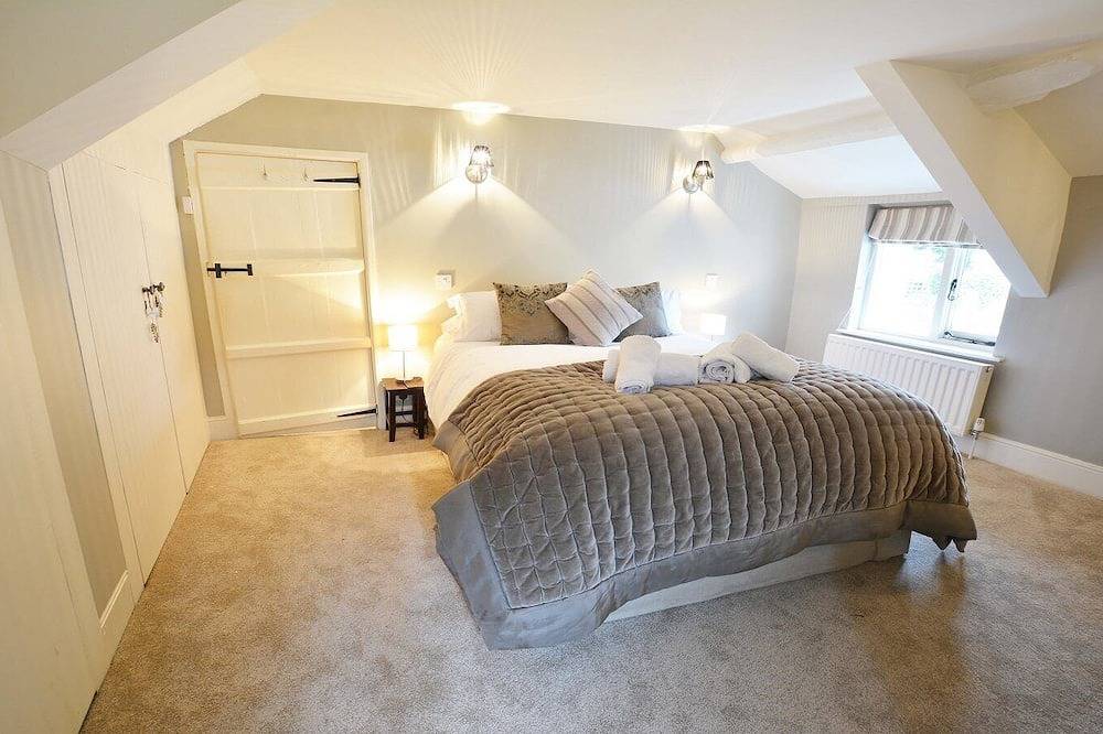 Perrymans Thatched Cottage Sleeps 6 | Dog Friendly in Devon