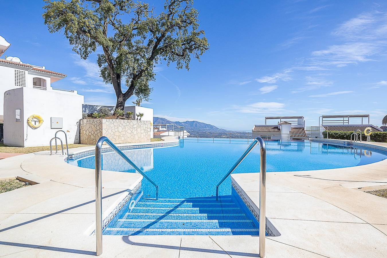 Appartement entier, Mairena Forest sea view & pool in Urbanizacion Las Jacarandas, Ojén