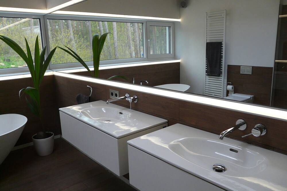 Luxus-Ferienhaus direkt am See, naturnaher Komfort in modernem Stil in Lychensee, Lychen