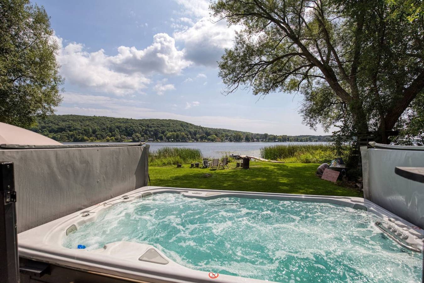 Entire apartment, Waterfront Cottage w/ Swim Spa, Bbq, Close to Skiing in Lake Ontario (Canada)