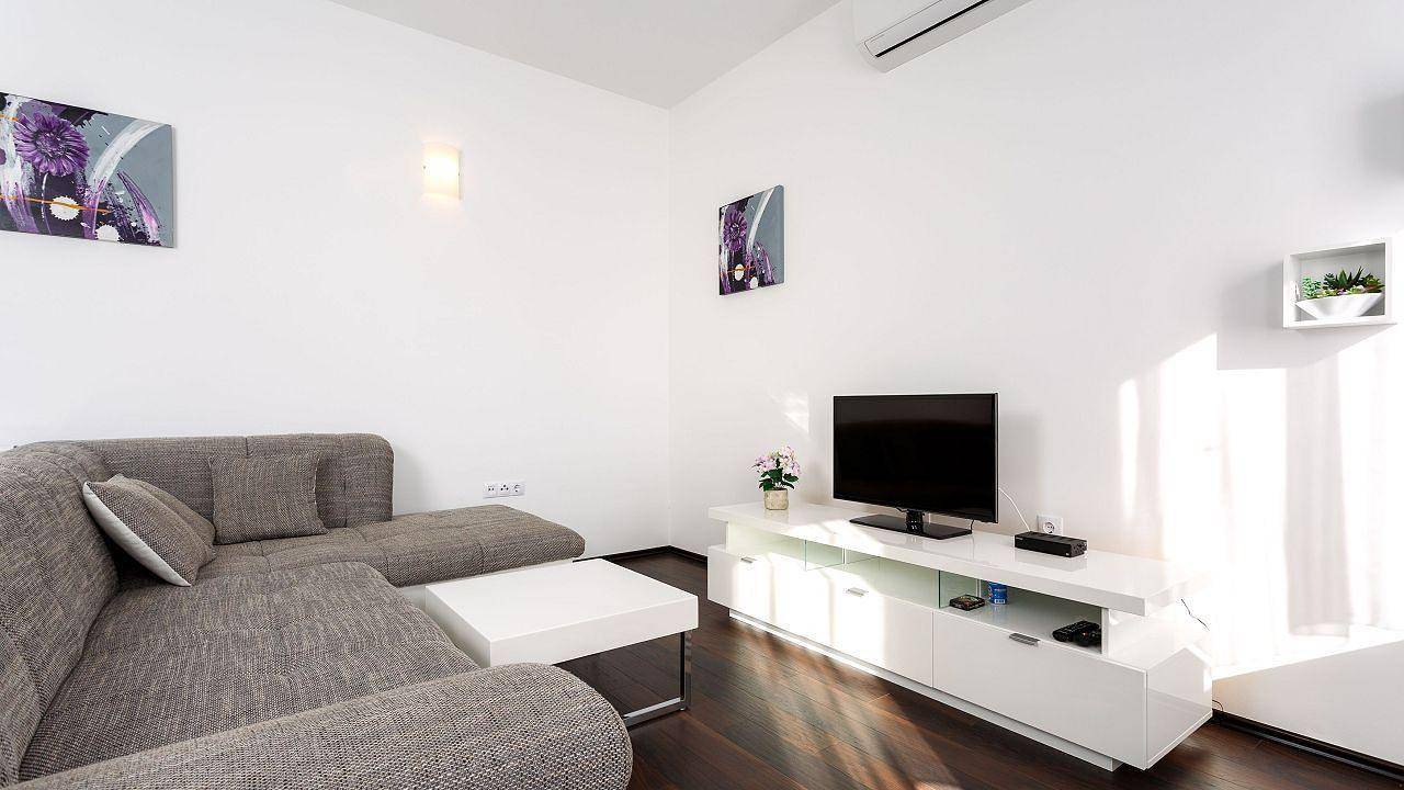 Ganze Ferienwohnung, Apartment in Dugi Rat with Generous Terrace in Dugi Rat, Split-Dalmatien