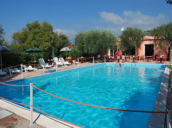 Rustico per 4 persone, con piscina e giardino, con animali domestici in Liguria