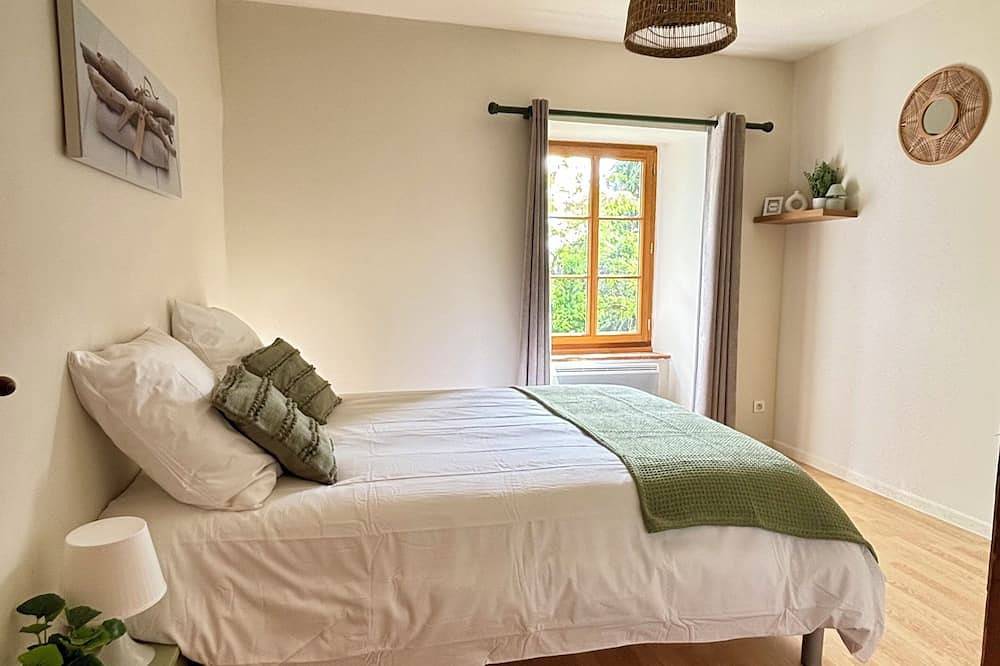 Renovated, air-conditioned gîte with private garden \"Aux Volets Bleus in Limoux, Limoux region