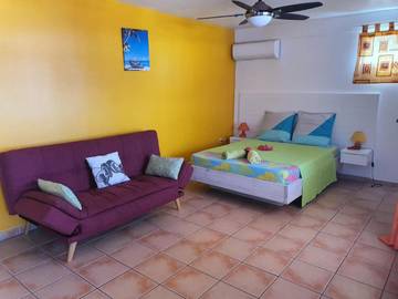 Gîte pour 2 personnes, avec piscine ainsi que jardin et vue dans Plage de l'Autre Bord