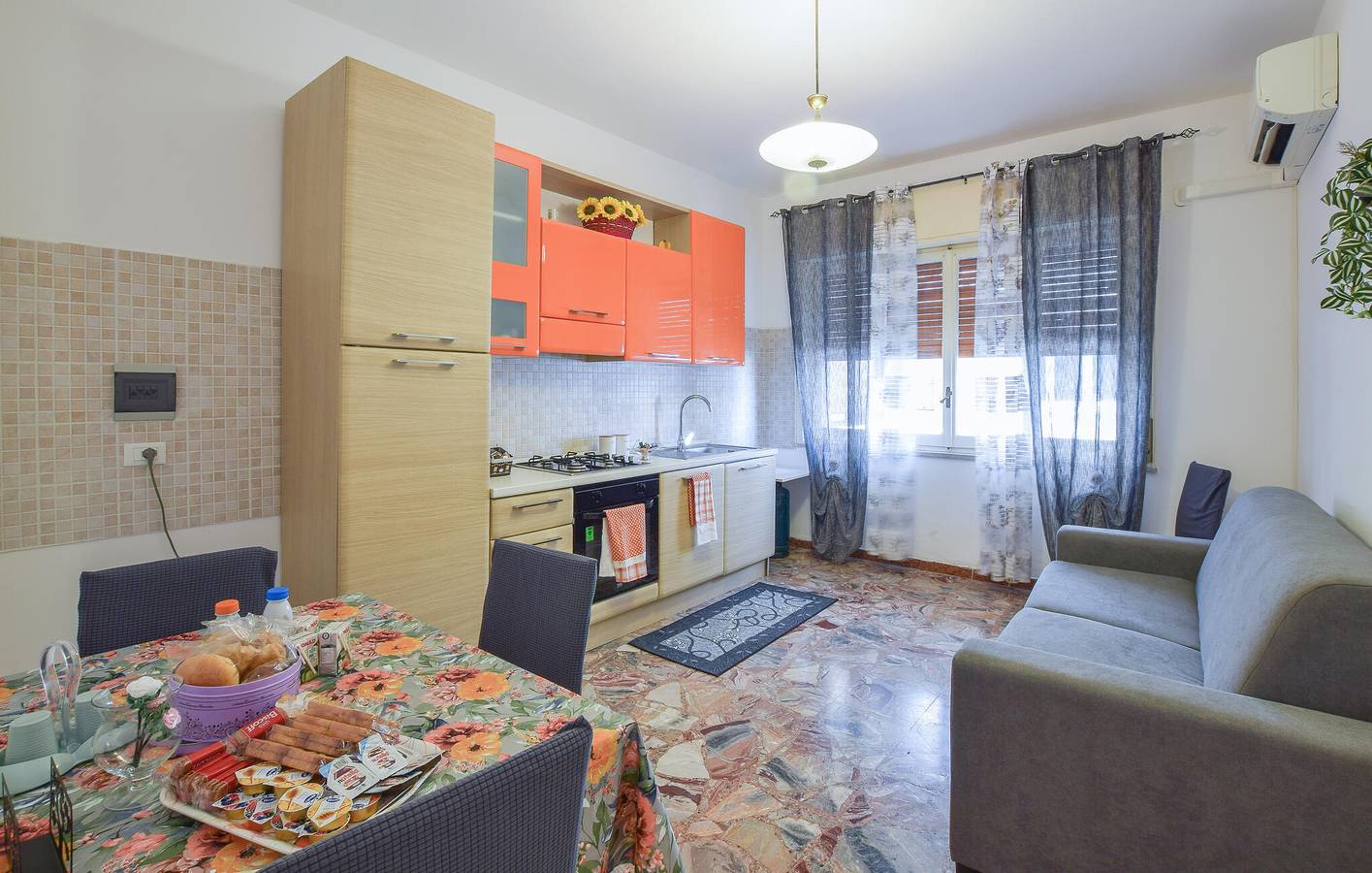Apartamento vacacional entero, Acogedor apartamento junto a la playa con aire acondicionado y aparcamiento in Regio de Calabria, Provincia de Reggio Calabria