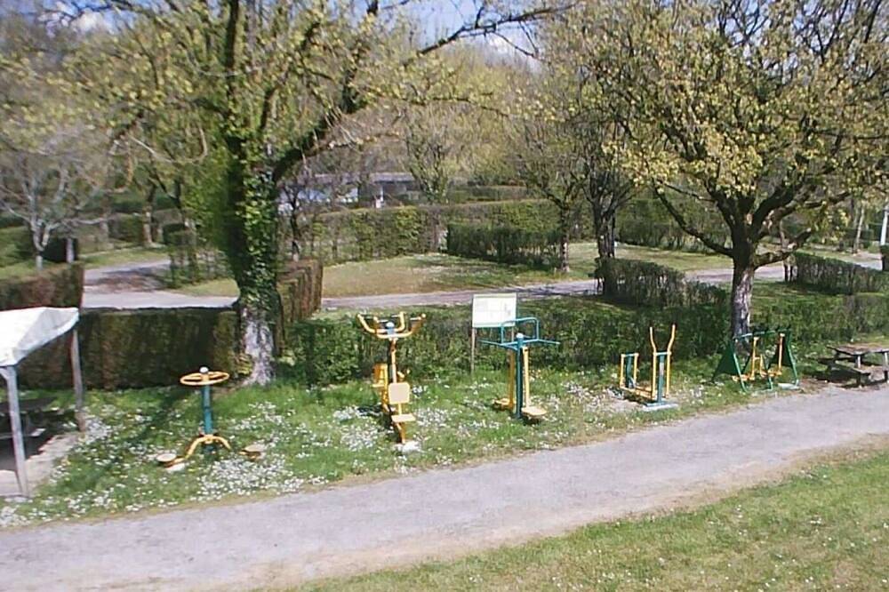Zecamping 4* piscine animaux acceptés club enfant locatif Tv Bbq 28m2 in Lons-le-Saunier, Jura