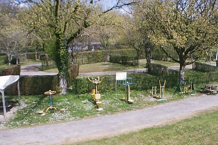 Zecamping 4* piscine animaux acceptés club enfant locatif Tv Bbq 28m2 in Lons-le-Saunier, Jura