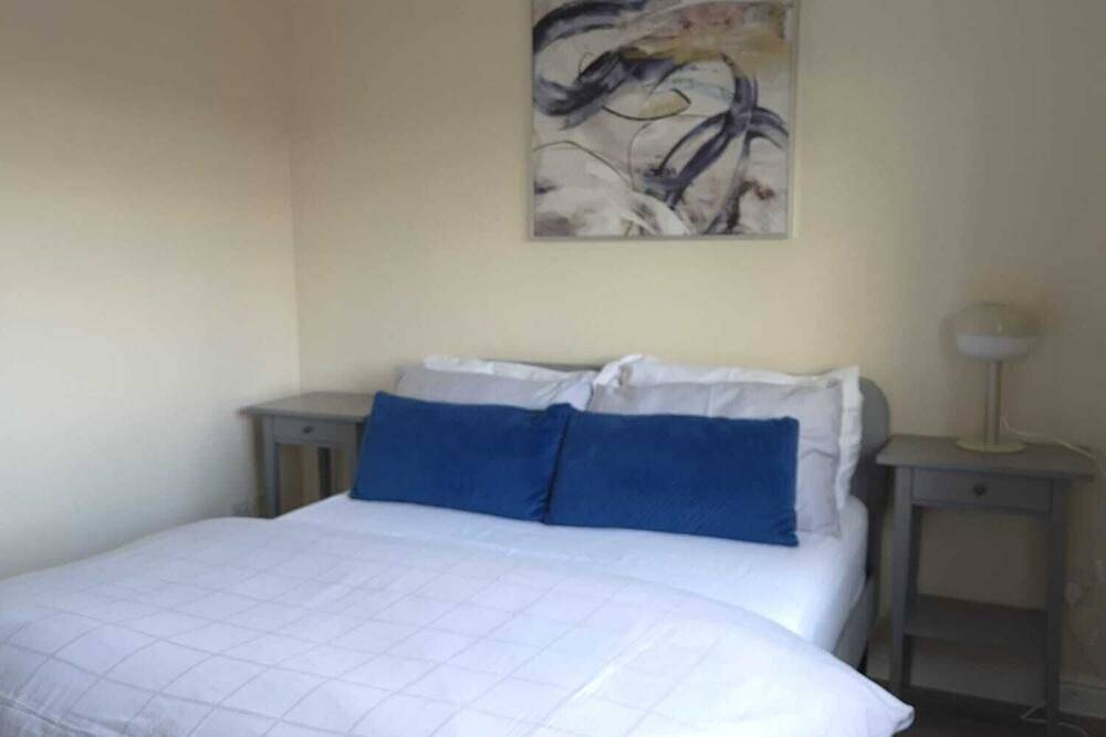 Cosy 2 Bedroom House Stevenage Old town Close to Train Station Sleeps 4-6 in Stevenage, Hertfordshire
