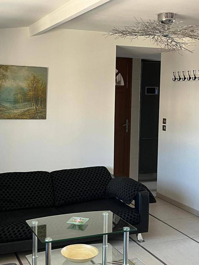Appartement entier, One-Bedroom Apartment in Villemomble, Seine-Saint-Denis
