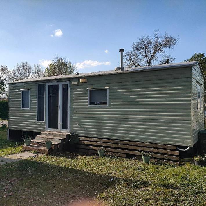 Camping pour 4 personnes, avec jardin ainsi que piscine et terrasse, animaux acceptés