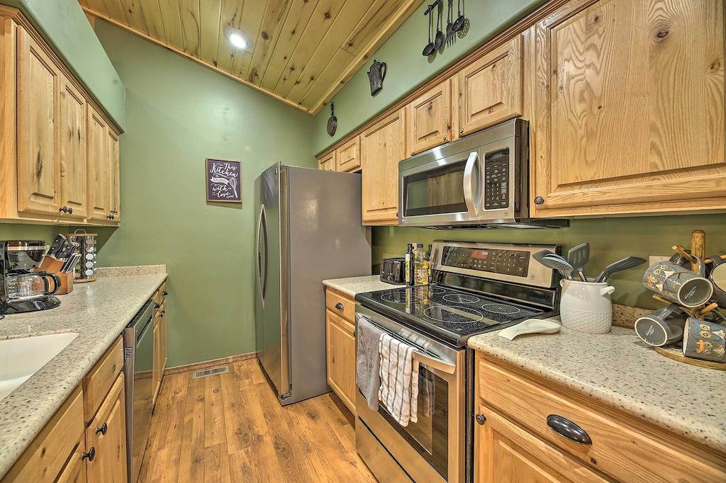 3 Mi to Fool Hollow Lake: Cozy Cabin w/ Deck in Show Low, Navajo County