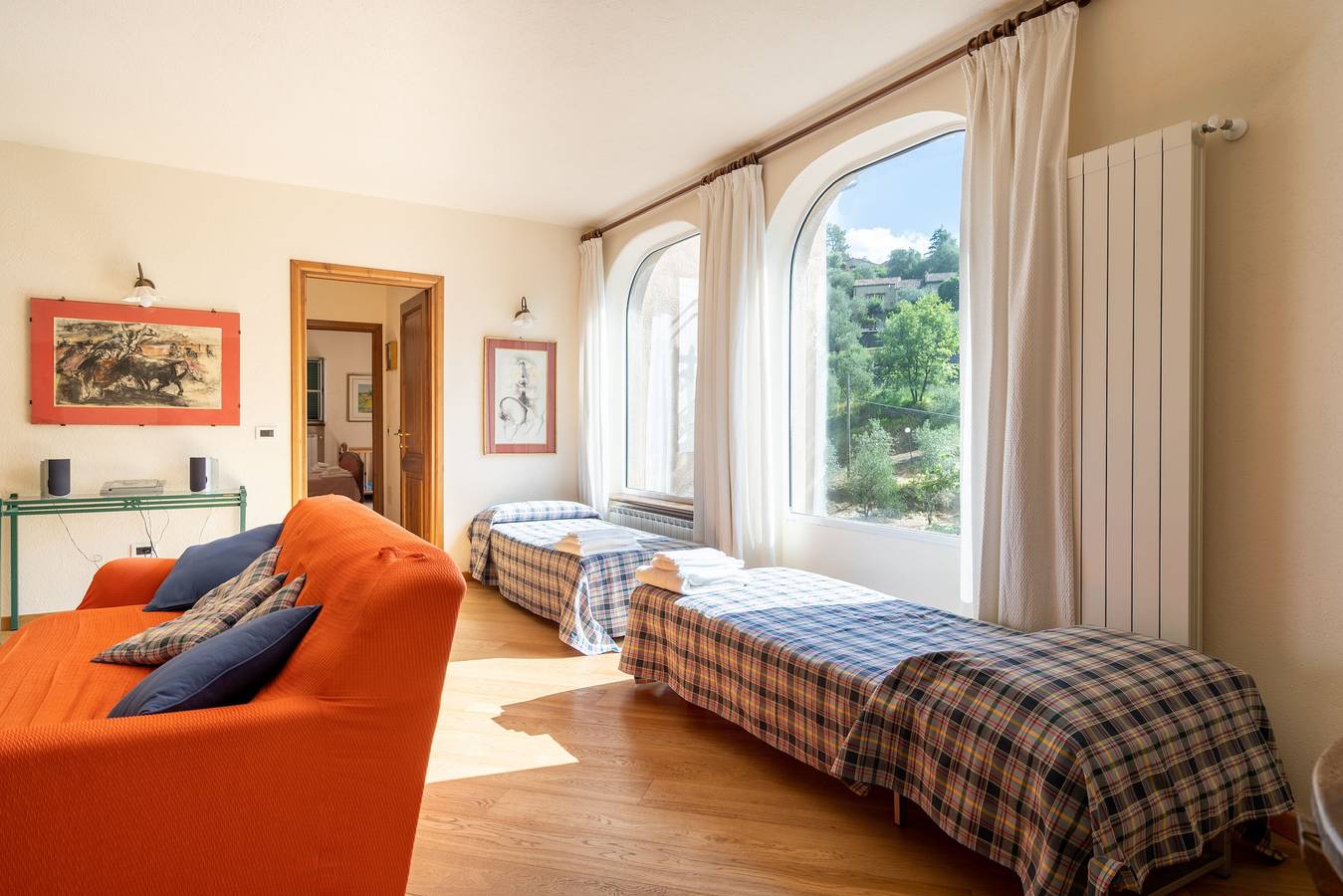Appartamento intero, Appartamento Lavanda con vista sulle montagne, terrazza, piscina stagionale condivisa e Wi-Fi in Garlenda, Riviera di Ponente
