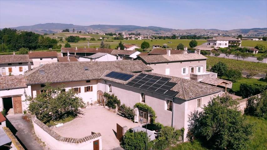 Location de vacances pour 3 personnes, avec Terrasse ainsi que Jardin et Piscine à Lancié