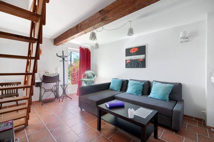 Gîte L'Acacia – Le Mas de Rinette : vue montagne, piscine partagée et Wi-Fi in Salles-sur-l'Hers, Région de Carcassonne