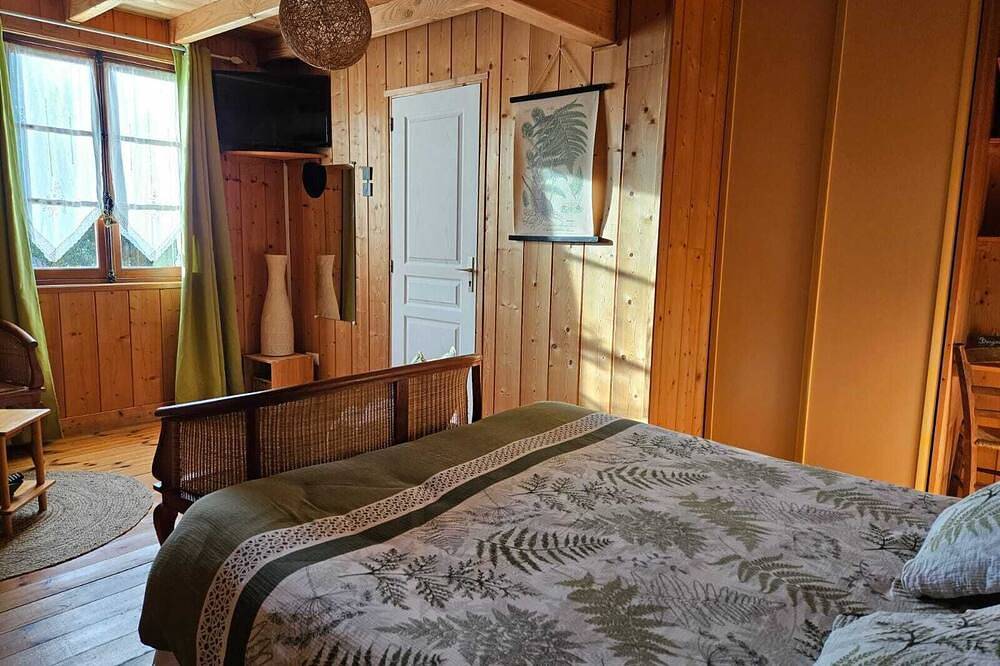Landes\" guest room with private Nordic bath in Sigalens, Langon en omgeving