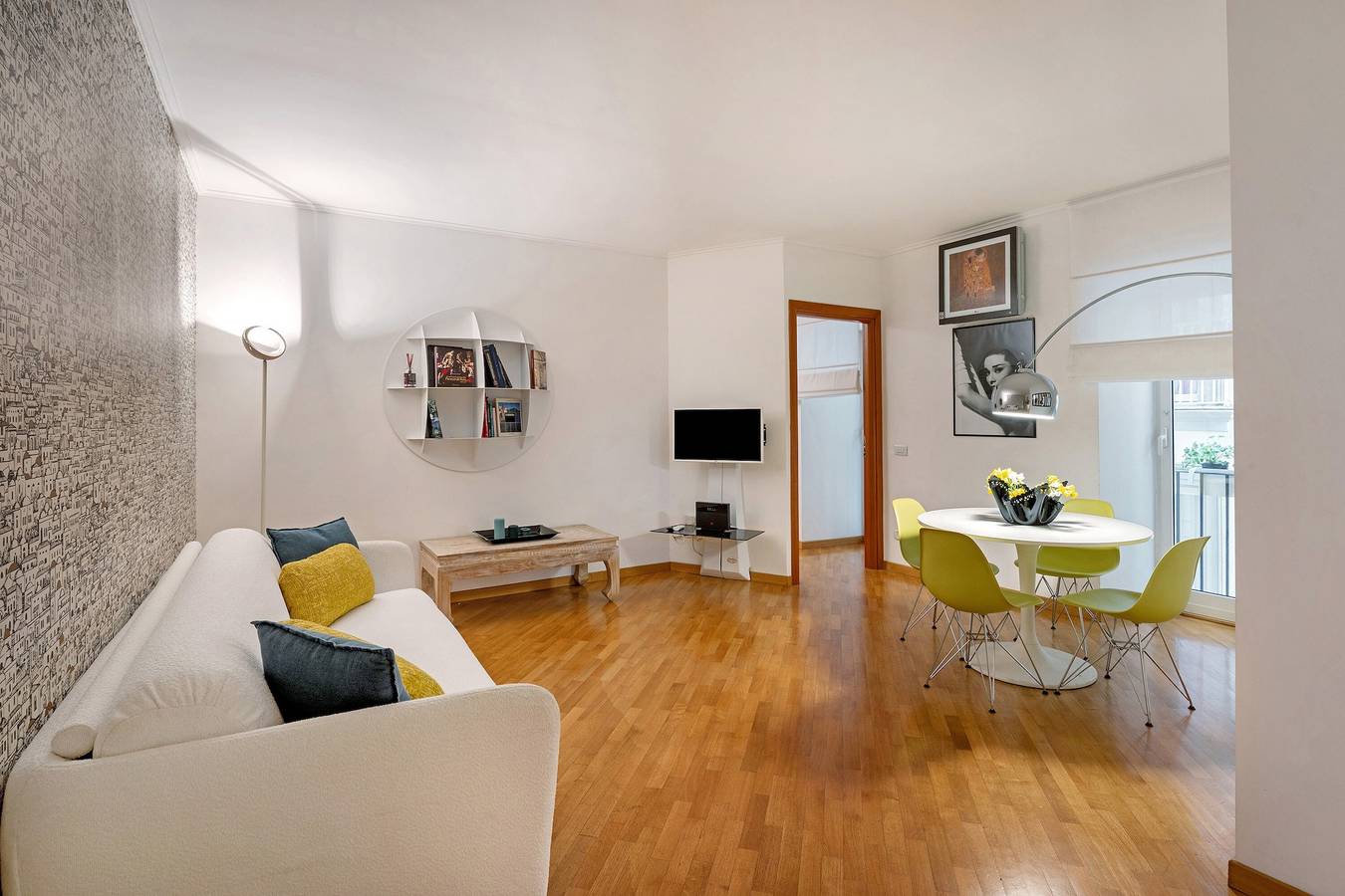 Entire apartment, Apartment 'Incantevole Dimora In Zona Chiaia' with Balcony, Wi-Fi and Air Conditioning in Naples, Naples Province