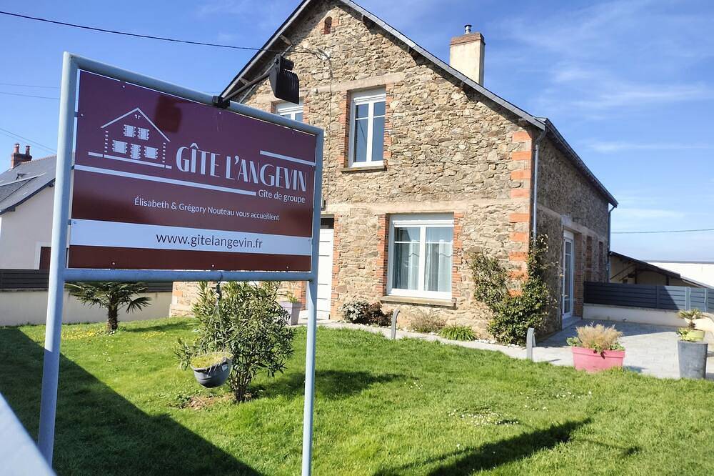Grand gîte rénové 14 pers entre Angers et Saumur. Cour fermée et parking privé. in Bellevigne-en-Layon, Vallée de la Loire