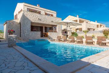 Villa für 6 Personen, mit Sauna und Balkon sowie Garten, kinderfreundlich in Privlaka