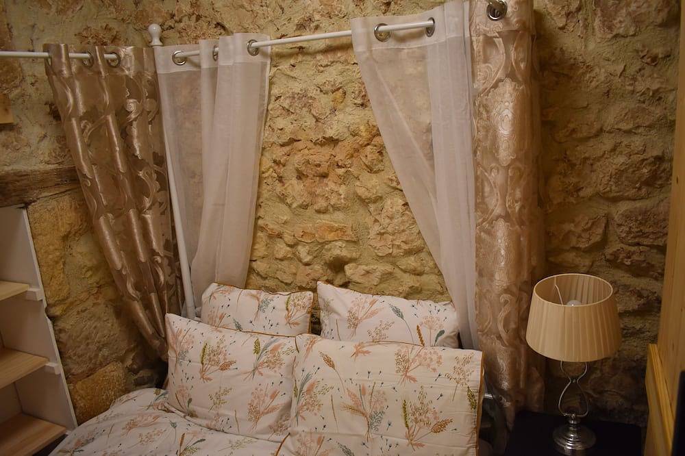 Romantic Bijou Gite filled with character and charm with shared pool in Larzac, Périgord Noir