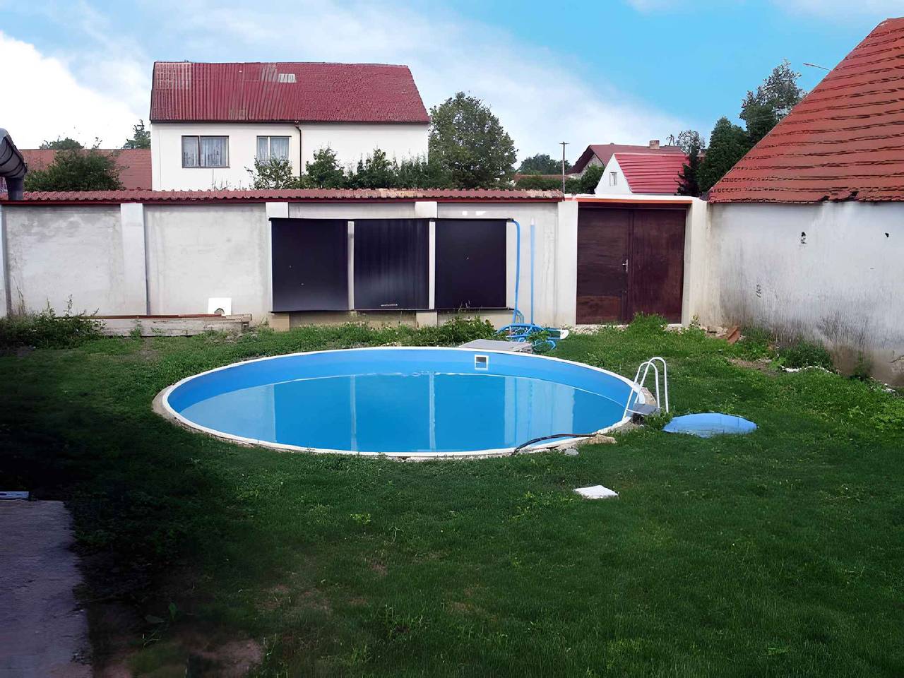 Ganze Ferienwohnung, Ferienwohnung mit Außenpool am Hof  in Ponědraž, Neuhaus und Umgebung