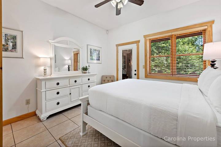 Vacation rental for 8 people, with hot tub and pool as well as balcony in Lake Lure