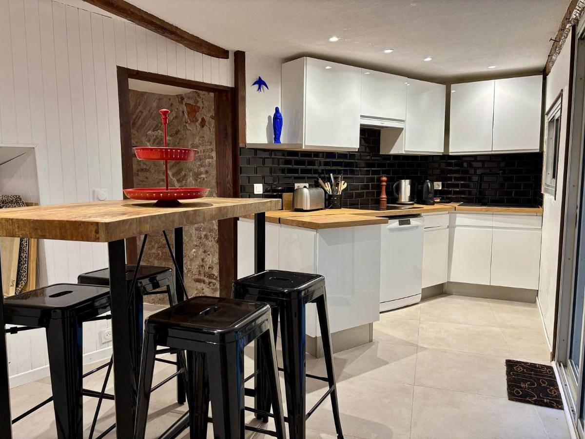 Three-Bedroom House in Claira, Côte d'Améthyste