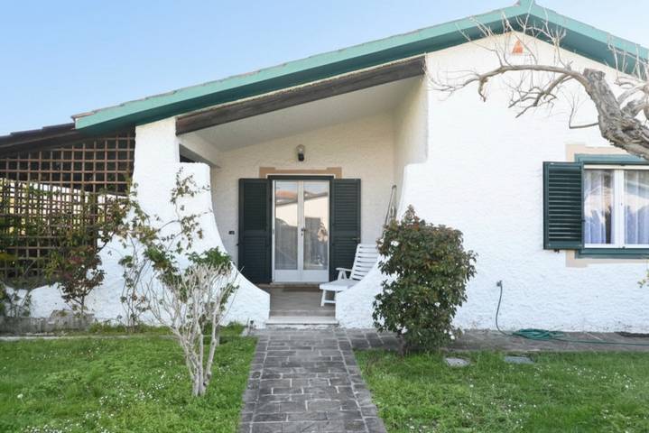 Entire apartment, P090 - Porto Recanati, a wonderful villa in a residential complex with a swimming pool. in Scossicci, Porto Recanati