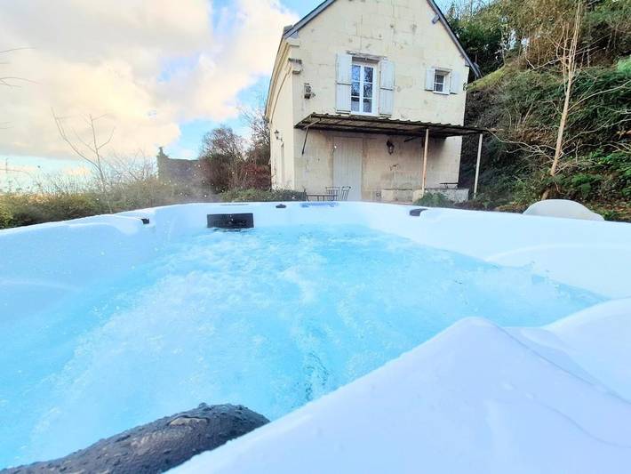 Location de vacances pour 2 personnes, avec Jacuzzi ainsi que Terrasse et Vue à Saint-Germain-sur-Vienne