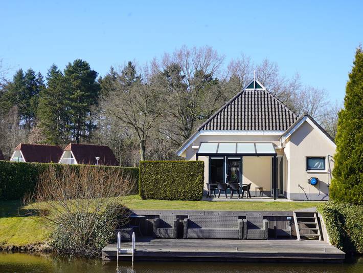 Vakantiehuis voor 6 personen, with tuin and terras as well as kinderzwembad in Vlagtwedde