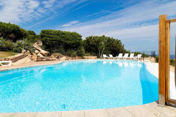 Appartamento intero, Appartamento "Infinite Blue Porto Cervo" con vista mare, piscina condivisa e Wi-Fi in Pantogia, Arzachena