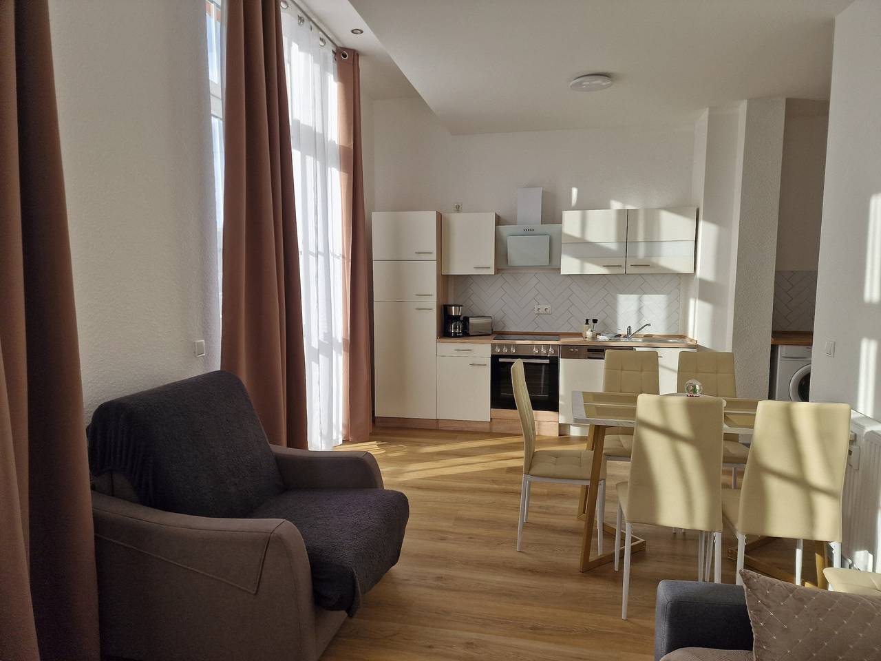 Ganze Wohnung, Helle & großzügige Ferienwohnung 10 murihaus – Stadtblick-Balkon & Parkplatz in Aue, Erzgebirge