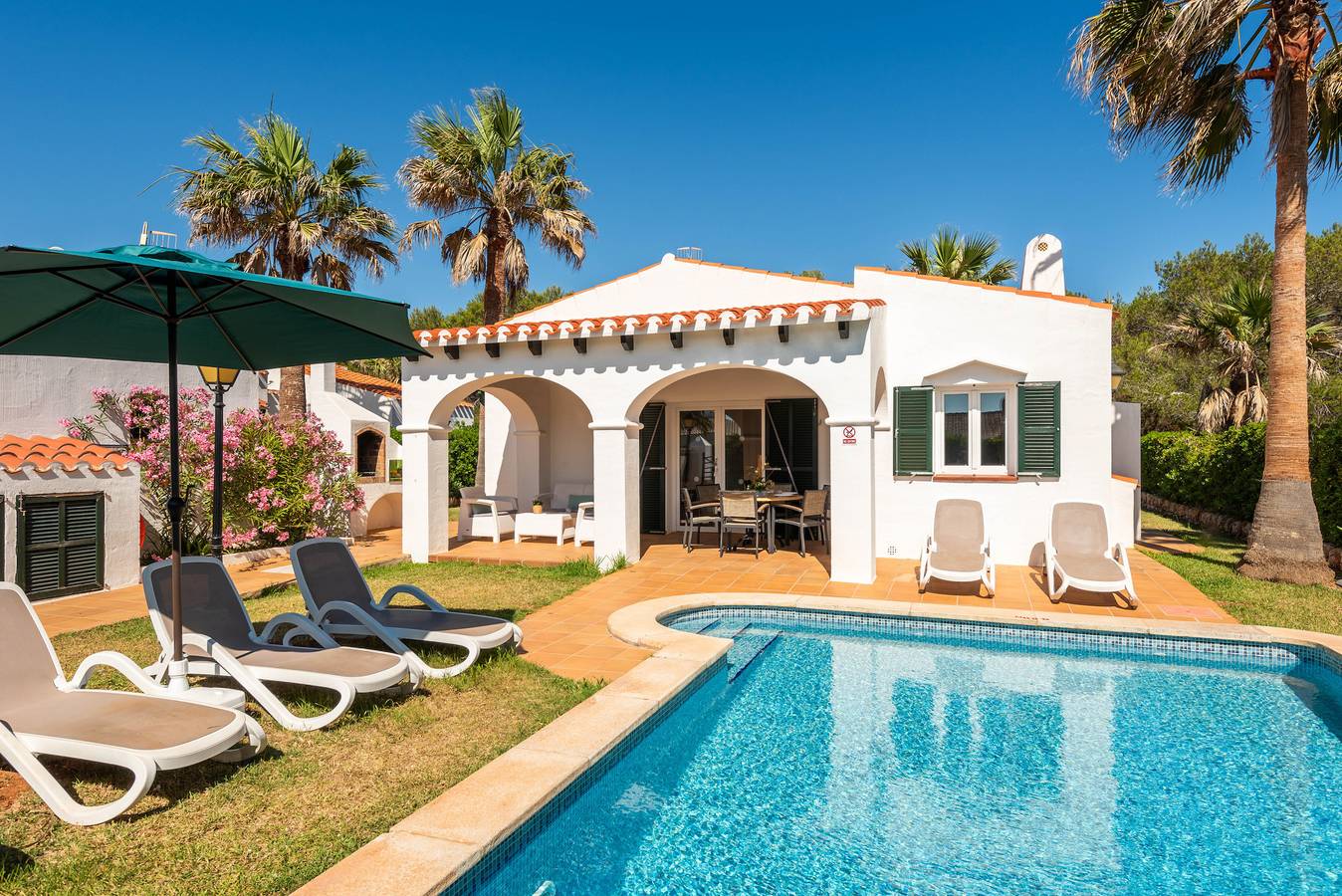 Villas Begonias (Azalea) in Cap d'Artrutx, Ciutadella