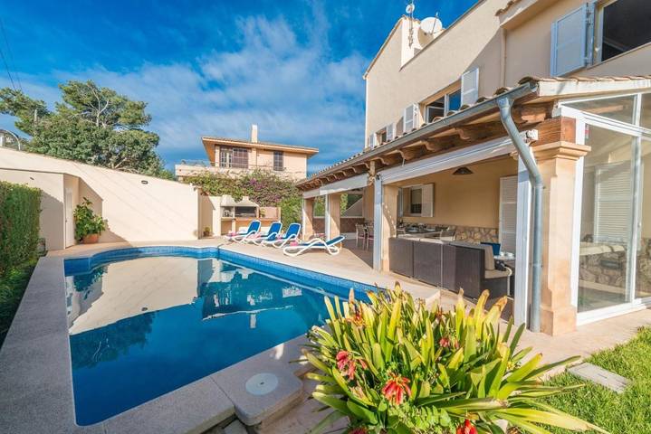 Villa for 9 people, with Balcony and Terrace as well as Garden and View in Cala Millor