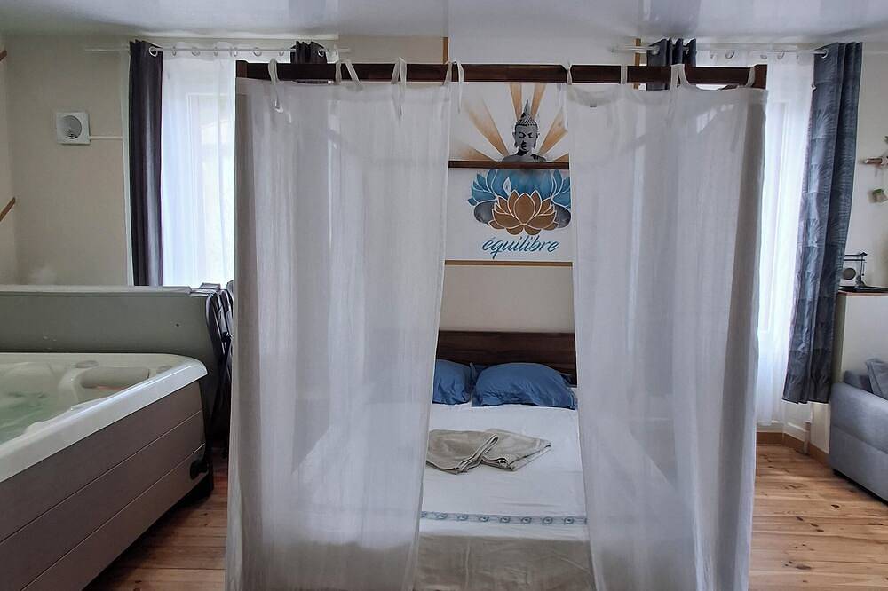 Entire apartment, Le Bali Zen, studio with jacuzzi in Charavines, Lake Paladru