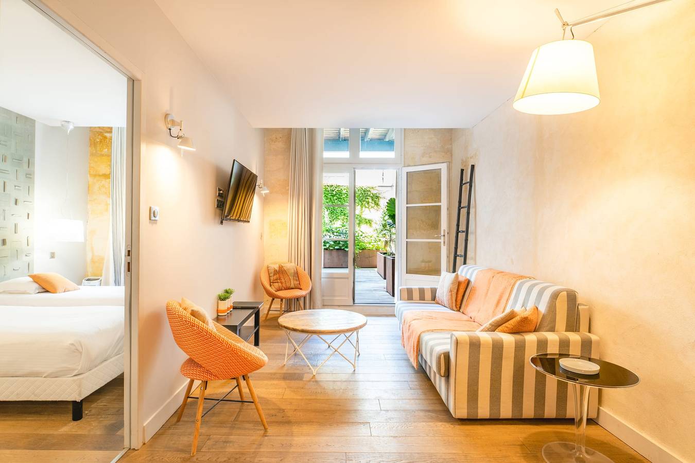 Entire apartment, Superb flat with 2 bedrooms and a huge terrace in Bordeaux, Bordeaux region