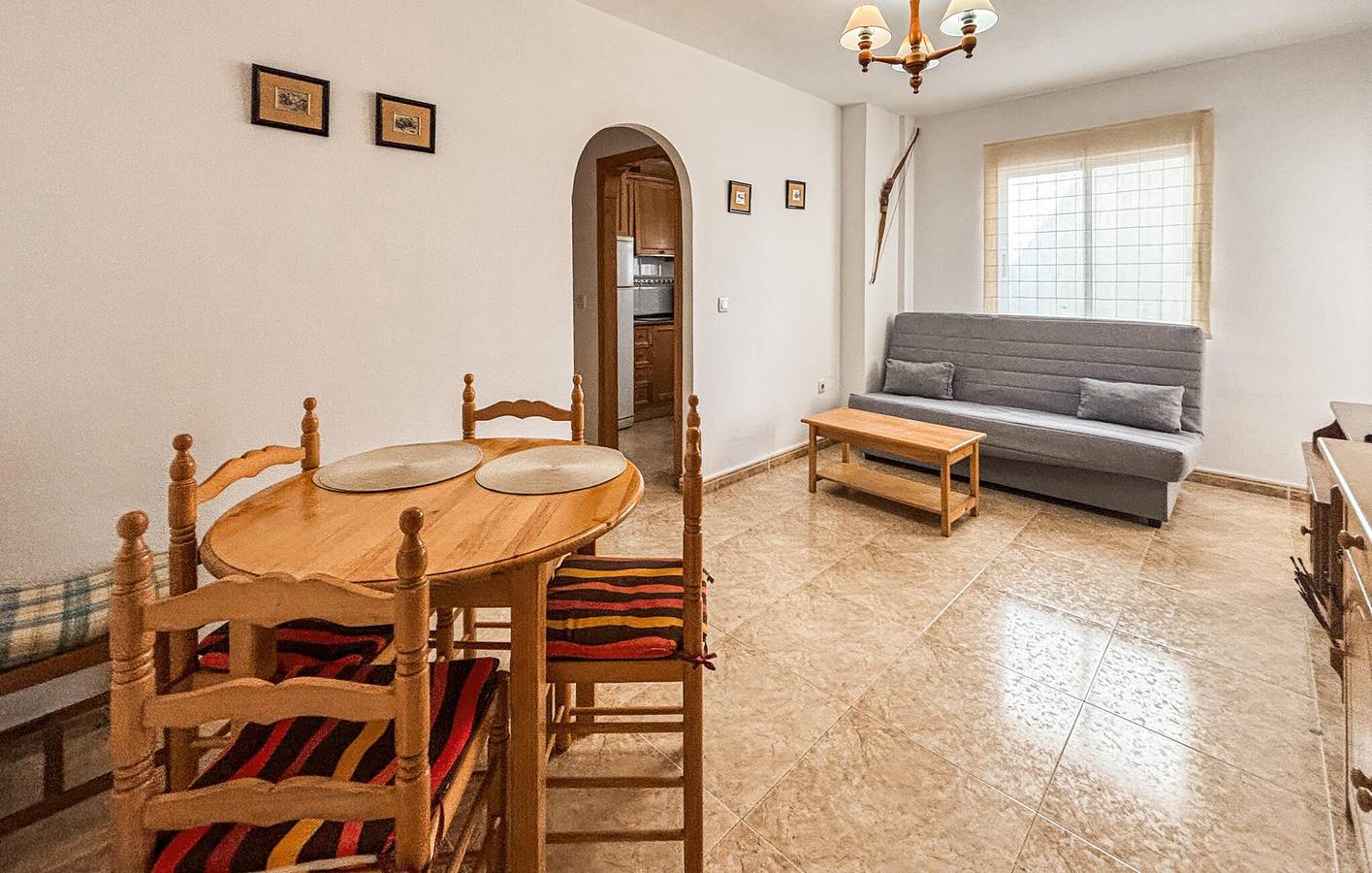 Apartamento vacacional entero, Encantador apartamento con piscina, cerca de Playa Los Locos - WiFi y aparcamiento in Torrevieja Centro, Torrevieja