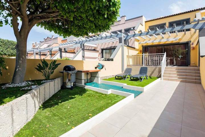 Vakantiehuis voor 6 personen, with balkon and kinderzwembad as well as zwembad and whirlpool in La Caleta