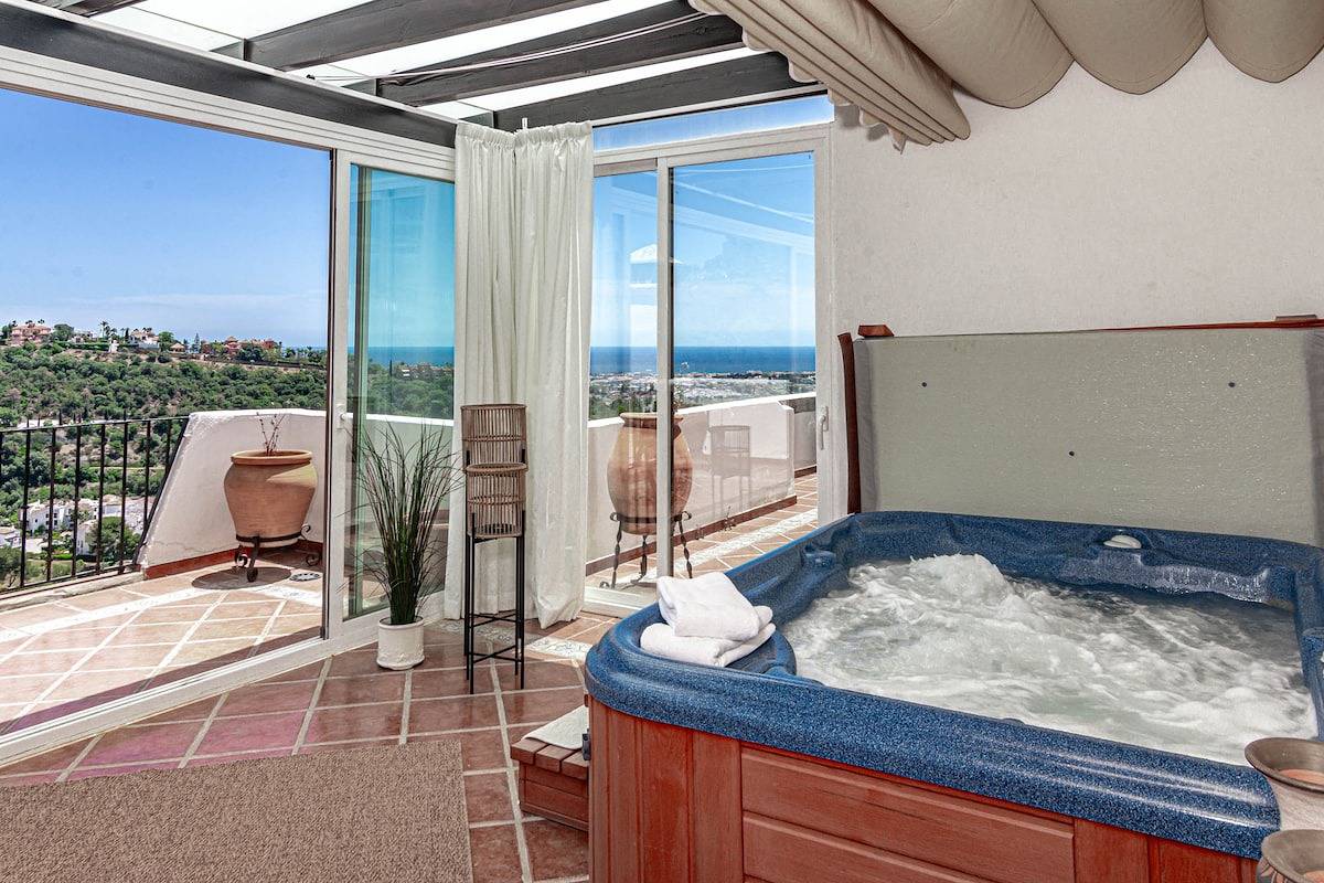 Ganze Wohnung, Lag - Spacious townhouse with private jacuzzi in Los Arqueros Golf and Country Club, Benahavís