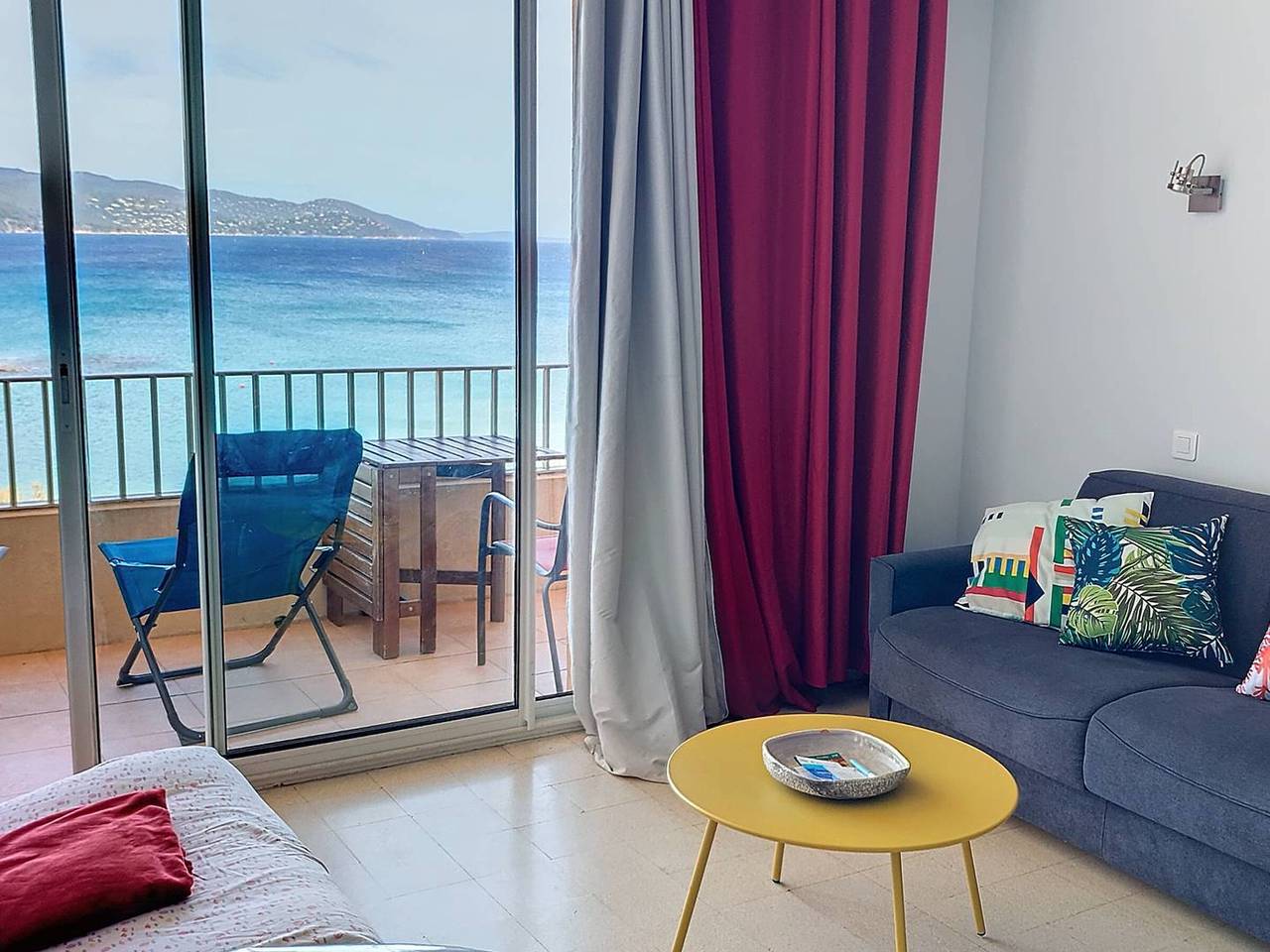 Entire apartment, Renovated T2 duplex 20m from beach with sea view, parking and Wifi in Bormes-les-Mimosas, Parc national Port-Cros