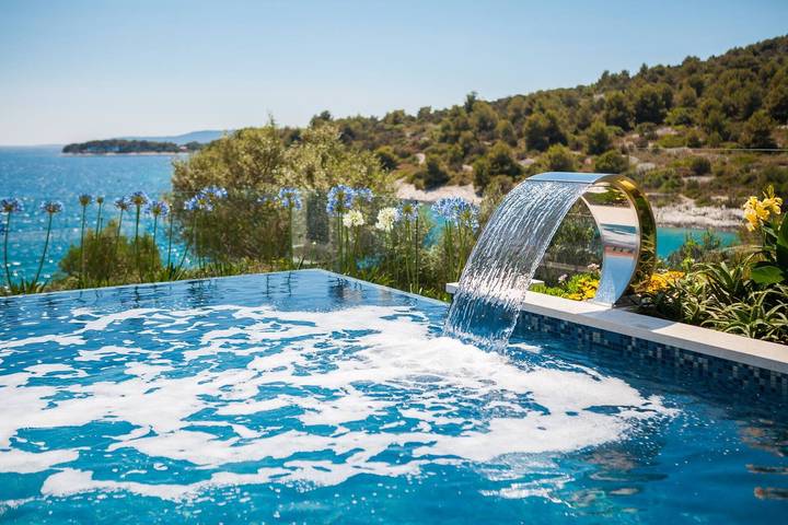 Villa pour 10 personnes, avec sauna ainsi que jardin et jacuzzi, adapté aux familles à Okrug Gornji